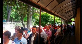 Romanii din Republica Moldova au stat la coada ca sa voteze