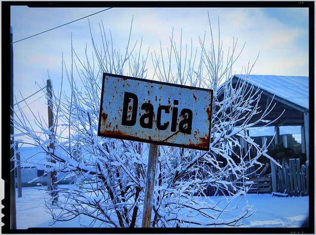 Yvette Larson umbland prin Romania a gasit un sat numit Dacia