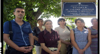 „NU NE ÎNCHIDEŢI ŞCOALA!”, STRIGĂ ROMÂNII DIN TÂRNAUCA