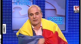 Rareș Bogdan iar se crede Cuza, făcând analogie cu scena în care este scuipat Moș Ion Roată: îl sărută pe Marian Ceaușescu acolo unde l-au scuipat “alții”