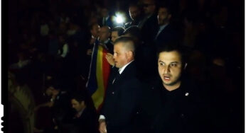 (VIDEO) Mai multi tineri au fost luati cu mascatii de la Opera pentru ca au cantat “Deşteaptă-te, române!”