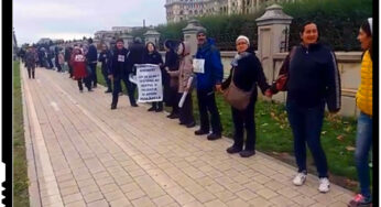 Lant uman format in jurul Parlamentului in semn de protest impotriva vaccinarii obligatorii