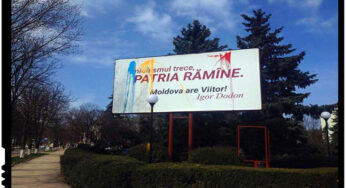 Unionismul promovat prin “arta”: raspunsul moldovenilor din Glodeni la panoul antiunionist al lui Dodon a fost vopsirea panoului in culorile tricolorului românesc