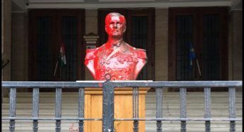 Bustul lui Horthy de la Budapesta, stropit cu vopsea roșie