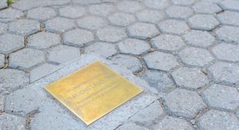 Procesul de etnogeneză românească continuă! „Pietre de poticnire” așezate în memoria evreilor uciși în timpul Holocaustului!