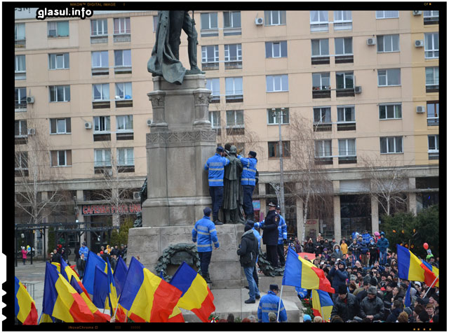 Incident neplacut la Iasi - Un barbat a trebuit dat jos de pe statuie de catre jandarmi