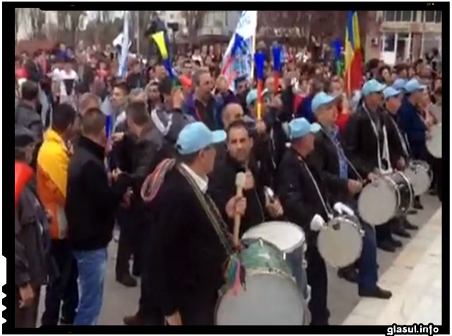 Protest de amploare la Mioveni! Se pare ca “dragii” si “iubitii” nostri alesi sunt acum in impas: sa-si mai faca sau nu pensii nesimtite sau sa faca autostrada Pitesti-Sibiu?