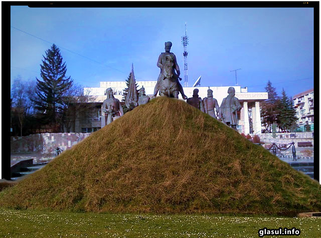 Netrebnici si ticalosi! Vor sa ascunda statuia lui Mihai Viteazul din Sfantu Gheorghe dupa o movila de pamant!