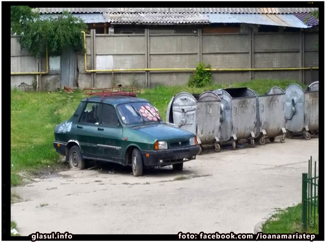 O familie din Iasi isi traieste viata de o buna perioada de timp intr-o masina abandonata