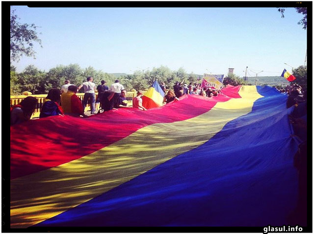 Romania si Republica Moldova au fost unite simbolic prin desfasurarea unui tricolor de 300 de metri peste Prut