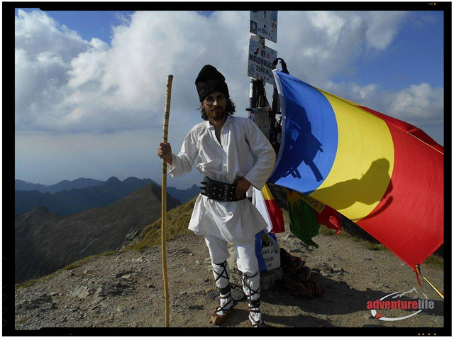 RIDICAȚI TRICOLORUL, ÎMBRĂCAȚI PORTUL NAȚIONAL, CINSTIȚI PATRIA, ONORAȚI MARTIRII ȘI EROII NEAMULUI!