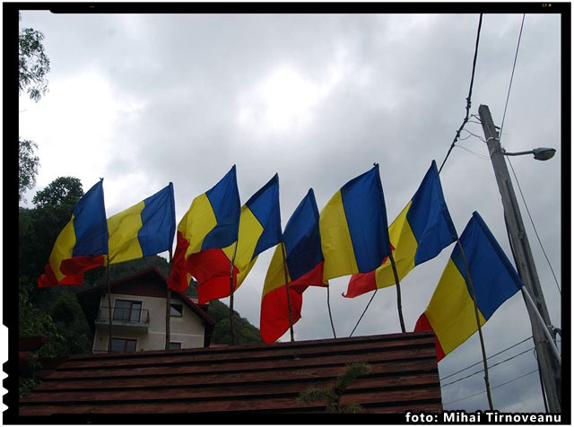 Primele steaguri tricolore au sosit. Pe 1 Decembrie vor flutura in curtile taranilor sau la balcoanele orasenilor romani din Harghita si Covasna, foto: Mihai Tirnoveanu