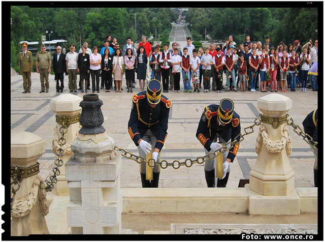 Oficiul National pentru Cultul Eroilor cinsteste eroii Romaniei de Ziua Armatei la Mormantul Ostasului Necunoscut din Parcul Carol I