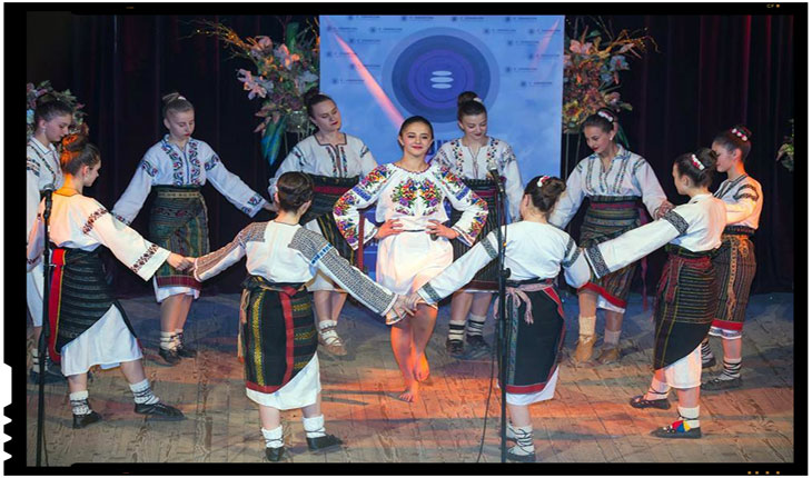 „DOUĂ CULORI LA UN LOC, SĂ NE-ADUCĂ MULT NOROC” – CÂNTAREA MĂRŢIŞORULUI LA CERNĂUŢI, Foto: ZorileBucovinei.com