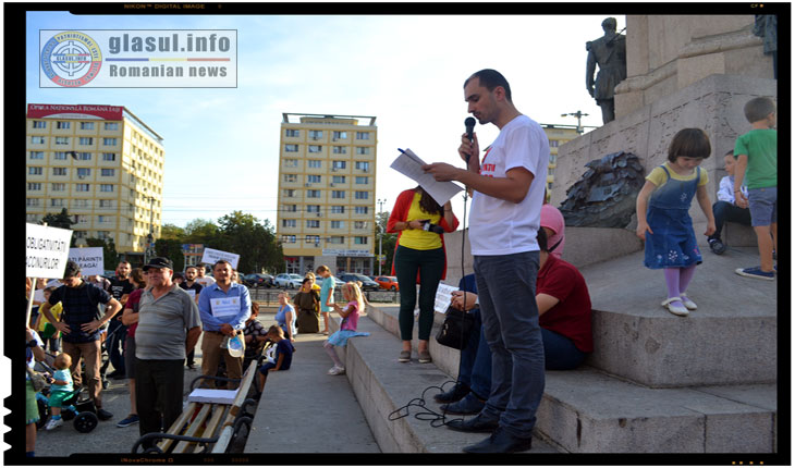 De la un microfon amplasat in preajma Statuii lui Alexandru Ioan Cuza, unul dintre organizatorii evenimentului a rostit o scrisoare deschisă a Prof. Univ Dr. Pavel Chirilă