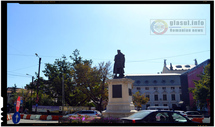 Statuia lui Miron Costin din Iași