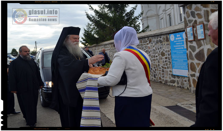 Oaspetii de seama invitati la aceasta sarbatoare religioasa au fost asteptati si intampinati cu paine si sare la poarta de intrare a manastirii de catre staretul manastirii si primarul comunei Mironeasa, doamna Curcudel Elena.