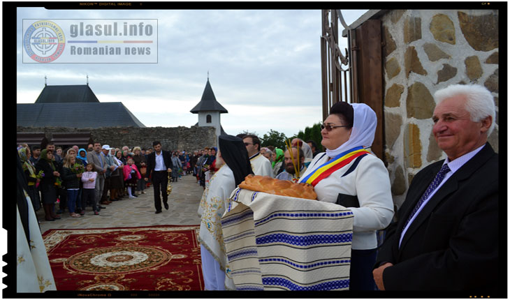 Un numar impresionant de pelerini a luat parte la hramul Manastirii Hadambu