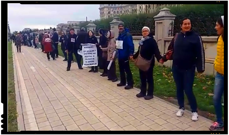 Lant uman format in jurul Parlamentului in semn de protest impotriva vaccinarii obligatorii