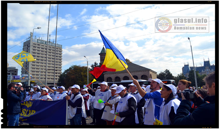 Pentru a evita profesorii care protestau in fata Prefecturii din Iasi, Ministrul Educatiei Liviu Pop a folosit o alta iesire din cladire