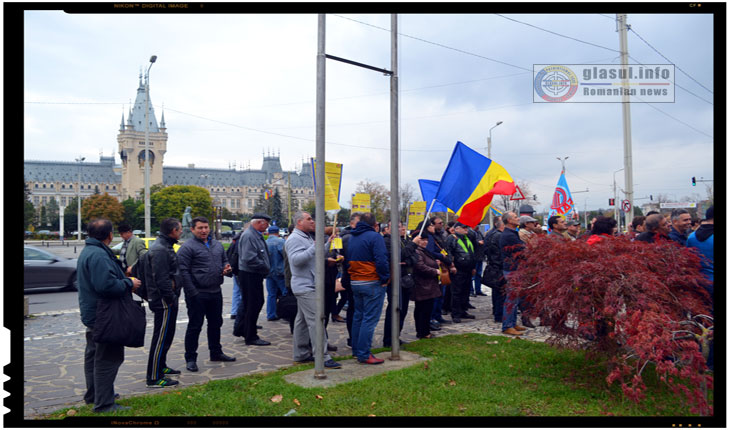 Protest organizat de Blocul National Sindical in fata Prefecturii din IASI