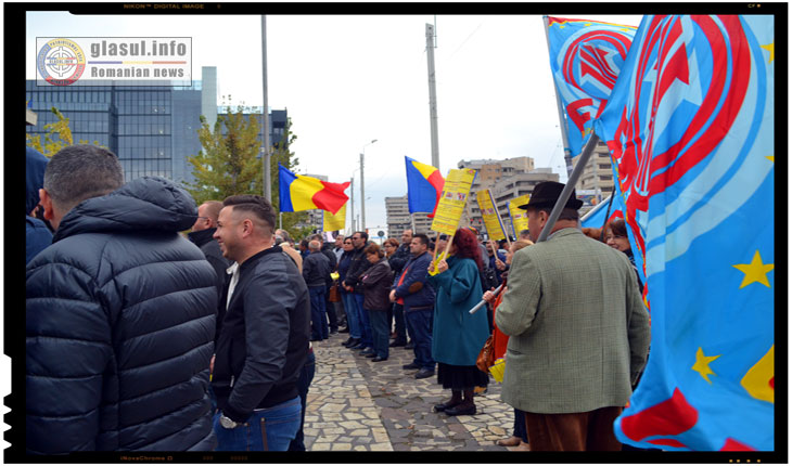 Protest organizat de Blocul National Sindical in fata Prefecturii din IASI