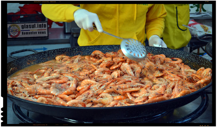 Festivalul VINULUI IASI 2017- La tot pasul sfaraiau gratare si erau incinse vase in care se rumeneau raci, scoci, creveti, puisori de balta sau alte specialitati din carne