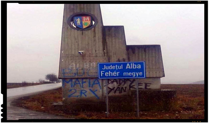 Disputa aprinsa in Parlamentul Romaniei asupra amplasarii ilegale a unui indicator bilingv intre judetele Alba si Mures, Foto: ziarulunirea.ro