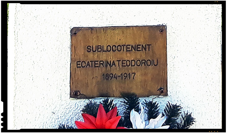 În soarele puternic este greu de recunoscut chipul angelic al Ecaterinei în reprezentarea sculpturală, asta până îți arunci privirea pe plăcuța de pe soclul bustului pe care este inscripționată informația care îți atrage instant atenția și interesul: "Sublocotenent Ecaterina Teodoroiu 1894 -1917".