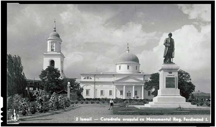 Orașul Ismail în timpul României Mari - Catedrala orașului cu monumentul Regelui Ferdinand I, anii 1930