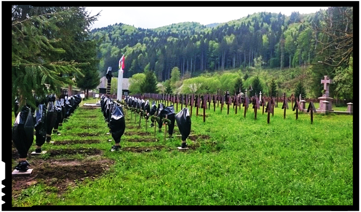 Culmea șovinismului la Valea Uzului: crucile soldaților români învelite în saci de gunoi, Foto: facebook.com/presedintecnmr