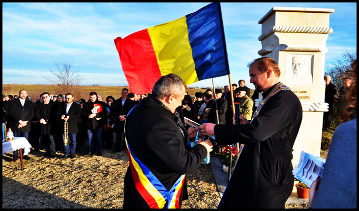 Monument ridicat în memoria preoților martiri Cornel Leucuța și Cornel Popescu din Șimand, pe locul unde au fost uciși de Garda Roșie Maghiară în Săptămâna Patimilor, Foto: Facebook / Iustin Popovici