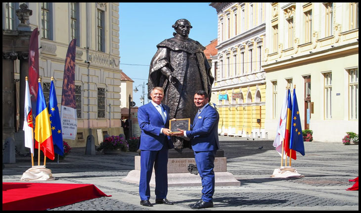 Directorul de marketing al Muzeului Brukenthal, Alexandru Chituță, împreună cu pseuo-președintele românilor, hlizind lângă statuia criminalului de români, Foto: Facebook / Brukenthal National Museum / Muzeul Național Brukenthal, facebook.com/brukenthalnationalmuseum