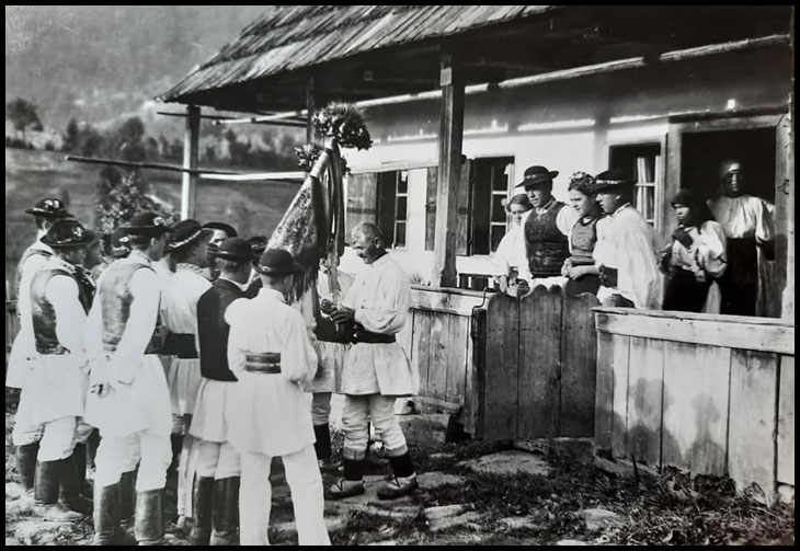 31 Ianuarie 1911 - Jandarmii unguri dau năvală peste o nuntă din Năsăud, sfâșiind "steagul miresei" pentru că era alcătuit din năframe roșii, galbene și albastre