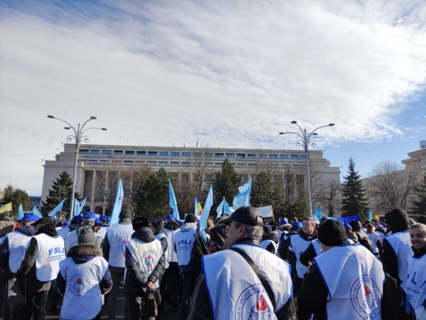 Sindicatele din învățământ protestează în fața Guvernului