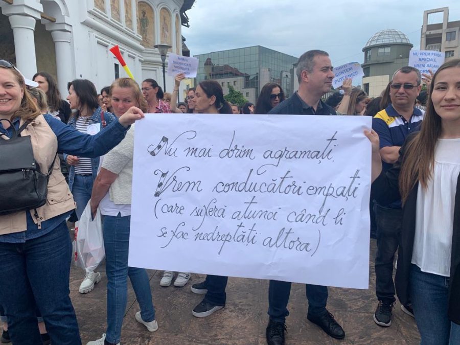 VIDEO | Grevă de mari proporții a profesorilor din Gorj