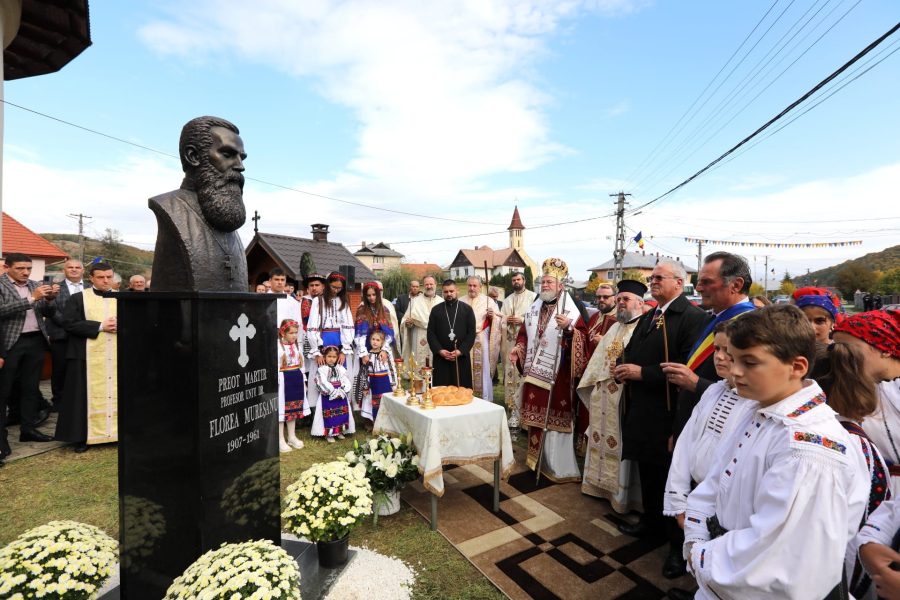 Iustin, Episcopul Maramureșului și Sătmarului, a binecuvântat bustul preotului mărturisitor Florea Mureșanu, Foto: Facebook / Episcopia Ortodoxă Română a Maramureșului și Sătmarului