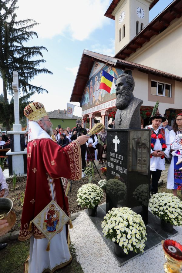 Iustin, Episcopul Maramureșului și Sătmarului, a binecuvântat bustul preotului mărturisitor Florea Mureșanu, Foto: Facebook / Episcopia Ortodoxă Română a Maramureșului și Sătmarului