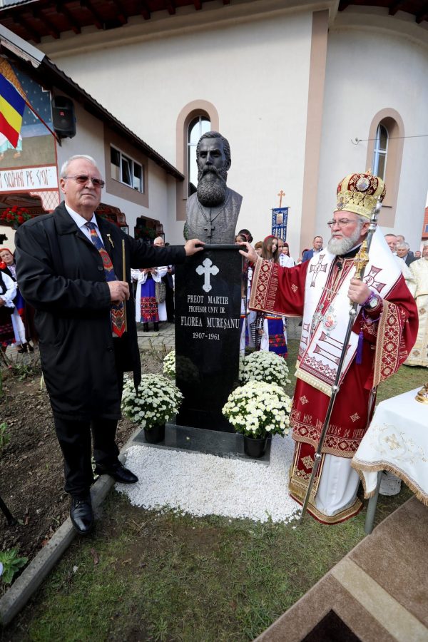 Iustin, Episcopul Maramureșului și Sătmarului, a binecuvântat bustul preotului mărturisitor Florea Mureșanu, Foto: Facebook / Episcopia Ortodoxă Română a Maramureșului și Sătmarului