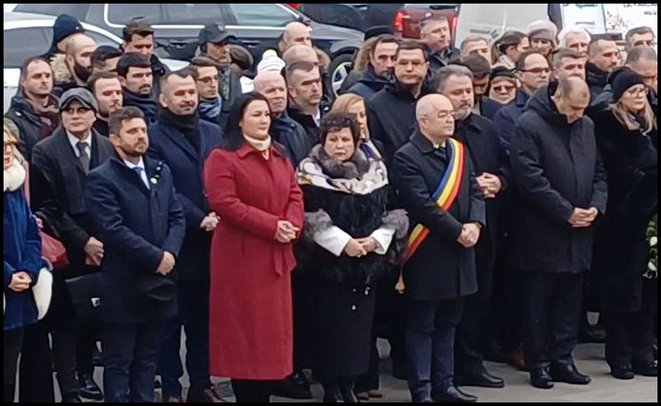 După ce l-a dat jos pe Eminescu de pe soclu, Boc strânge voturi pe spatele lui Eminescu