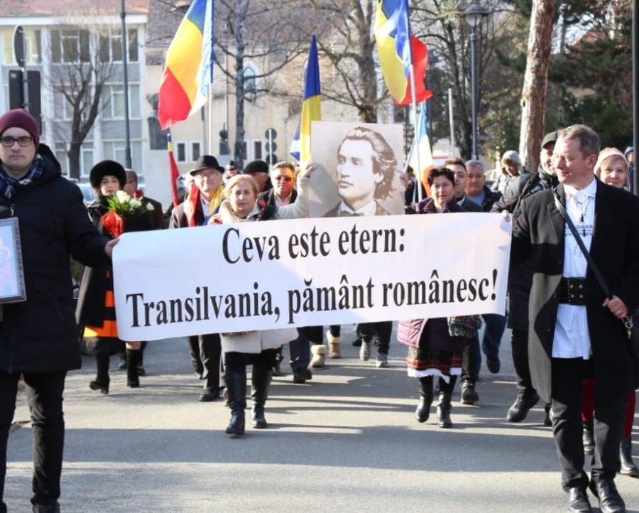 Victorie importantă! O instanță judecătorească din România decide că afișarea bannerului ,,Ceva este etern: Transilvania, pământ românesc!” la manifestările comunității maghiare este legală!