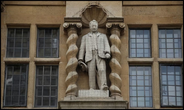 Statuia lui Cecil Rhodes de la Universitatea Oxford (sursa imagine standardcouk) apud blogtraianhoria.wordpress.com