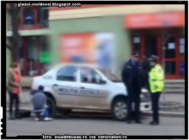 FOTO: Un minor schimbă roata unei mașini de poliție, în timp ce agenții stau cu mâinile-n sân, sursa foto: ziuadebuzau.ro via nationalisti.ro