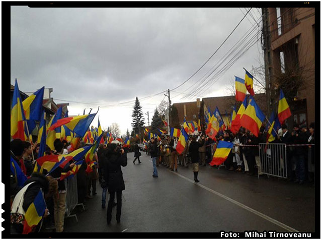 1 Decembrie 2015, Targu Secuiesc. Linia intai a frontului. Lupta pentru Romania continua! Lumina a rapus intunericul, foto: Mihai Tirnoveanu