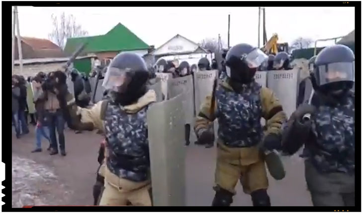 OMON, trupele speciale ale Federatiei Ruse, au intervenit violent impotriva unei comunitati de tigani acuzata ca fura gaz