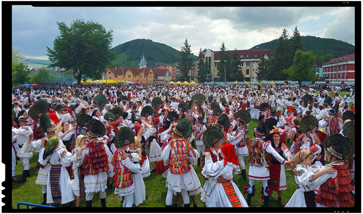 Peste 5000 de persoane au participat la Ziua Costumului Popular si Maialul Elevilor Nasaudeni