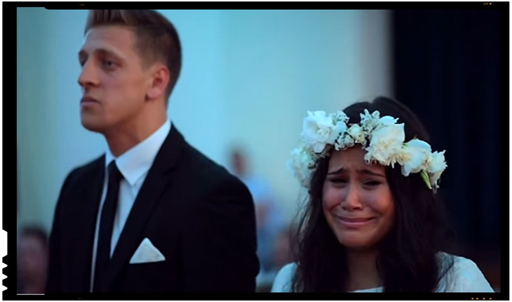 Valoarea identitatii – mireasa maori in lacrimi atunci cand nuntasii efectuaza dansul Haka