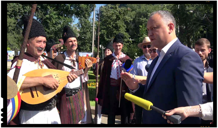 Socialistii lui Dodon au fost intampinati cu cantecul „Noi suntem români” atunci cand au incercat sa depuna flori la statuia lui Stefan cel Mare
