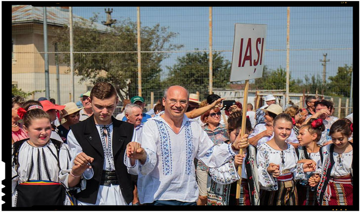 La Festivalul Național de Folclor „Mugurașii” si-a facut aparitia si președintele CJ Iași imbracat in costum popular, Foto: facebook.com/maricel.popa.oficial/