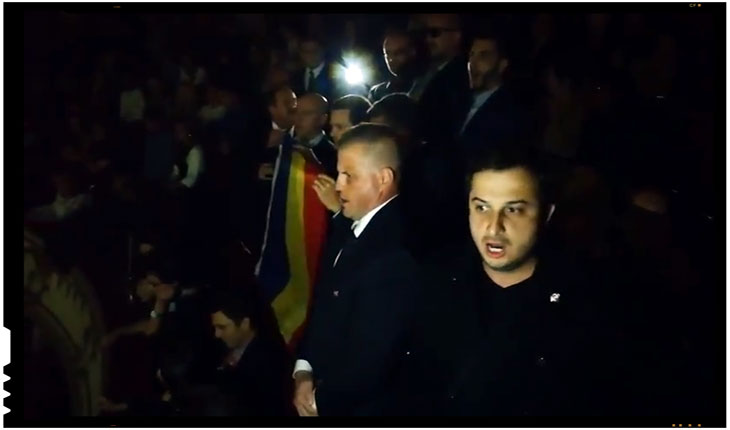 (VIDEO) Mai multi tineri au fost luati cu mascatii de la Opera pentru ca au cantat „Deşteaptă-te, române!”
